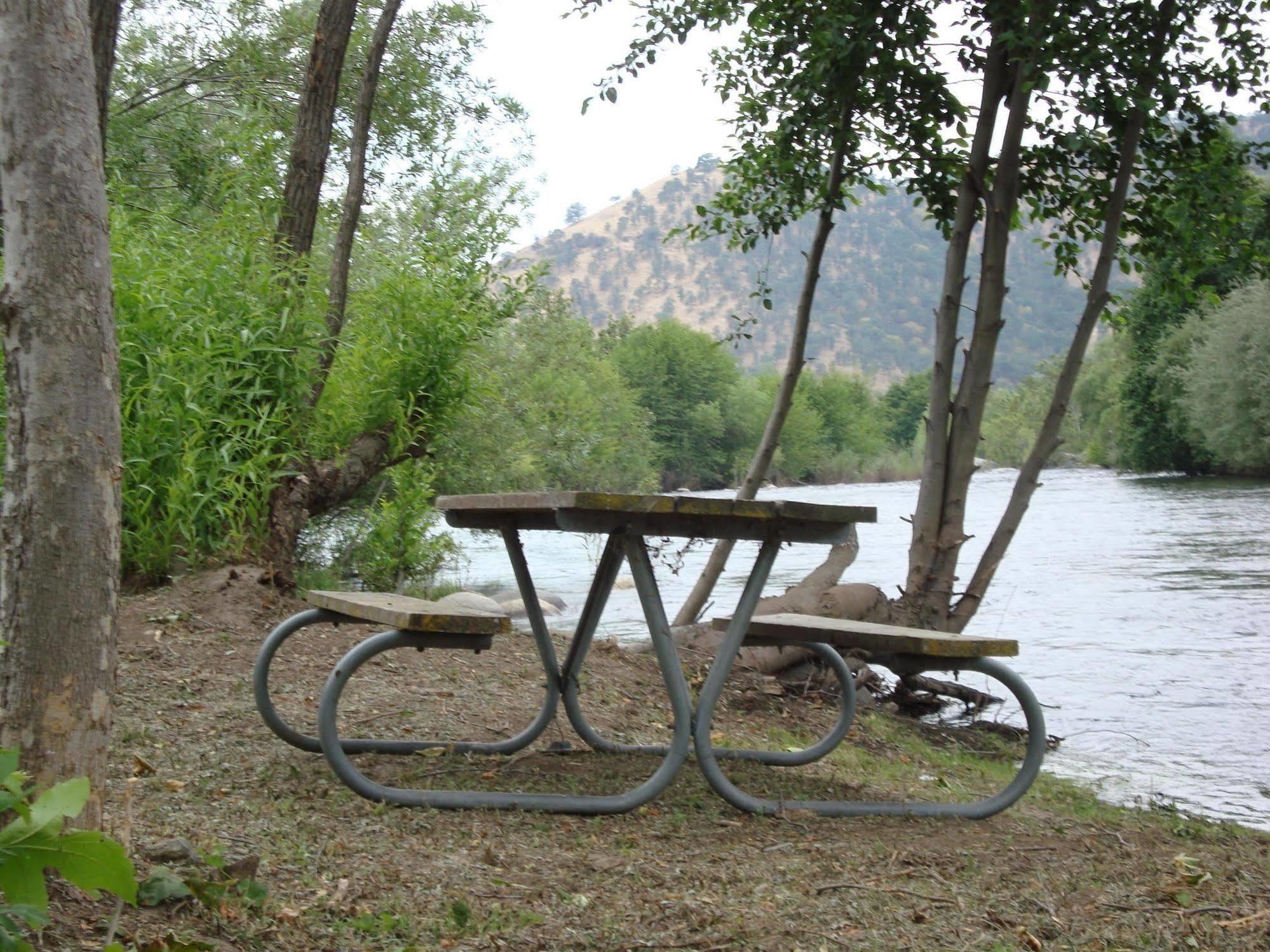 Sequoia Riverfront Cabins Three Rivers Eksteriør bilde